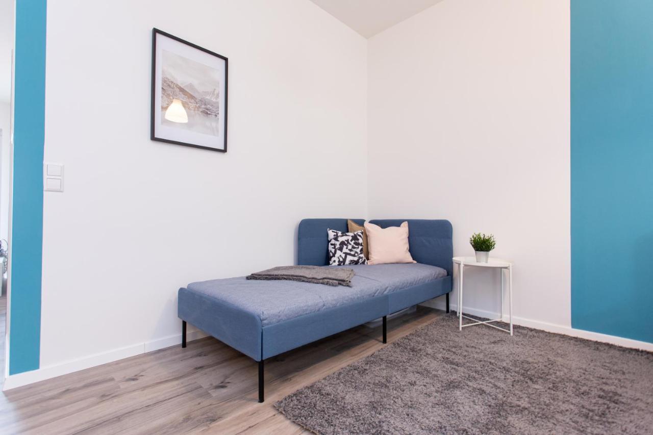 Fullhouse - - R11 - Marketplace Apartment *